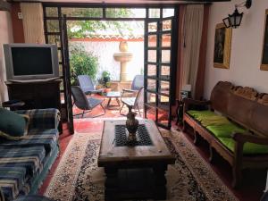 - un salon avec un canapé et une télévision dans l'établissement Casa Villa de Leyva, à Villa de Leyva