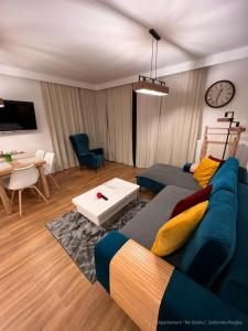 Televízia a/alebo spoločenská miestnosť v ubytovaní Apartament Na Szlaku