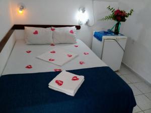 Un dormitorio con una cama con corazones rojos. en Residência Pancho Villa, en Canoa Quebrada