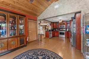 eine Küche mit roten Wänden und Holzschränken in der Unterkunft Beautiful 5bd Home with Pool Near LakePoint Sports in Cartersville