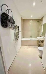 uma casa de banho branca com um WC e um lavatório em Gorgeous apartment with free parking & breakfast near city centre & midday checkout em Bristol