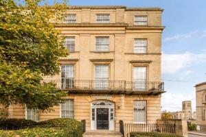 un gran edificio de ladrillo con balcón en St Marg’s Hideaway; Grade II listed luxury apartment in the heart of Cheltenham - gateway to the Cotswolds! Sleeps 4 - outdoor seating and free private parking!, en Cheltenham