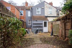 a small backyard with chairs and a house at Royale Green View House- free parking, Wifi, Perfect for Contractors and Holiday in Northampton