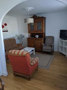 ein Wohnzimmer mit 2 Sofas und einem Tisch in der Unterkunft Appartement 60 m2 indépendant au 1er étage d'une maison de ville in Lanester