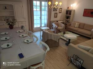 a living room with a table and a couch at Villa Les Carlets in Saignon