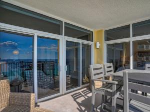 Un balcón con mesa y sillas y vista al mar. en Jade East Towers 1450 by Newman-Dailey, en Destin