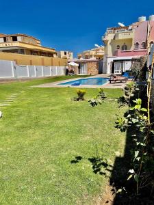 a yard of a house with a swimming pool at Villa Sky in Hurghada