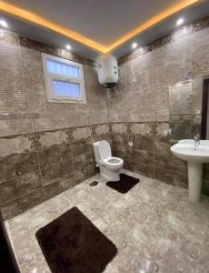 La salle de bains est pourvue de toilettes et d'un lavabo. dans l'établissement Villa Sky, à Hurghada