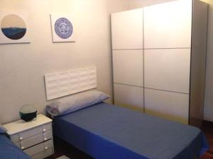 een kleine slaapkamer met een bed en een dressoir bij HABITACION DE DOS CAMAs BEC in Barakaldo +5 foto's