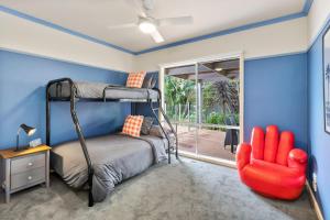 1 dormitorio con litera y silla en SANDY ANN at Lonnie, en Point Lonsdale