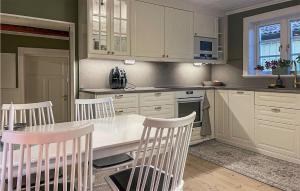 Köök või kööginurk majutusasutuses Nice Home In Norrtlje With Wifi