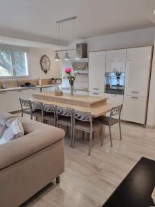 - une cuisine et une salle à manger avec une table et des chaises dans l'établissement Joli 3 pièces à proximité des plages à Cagnes /mer, à Cagnes-sur-Mer