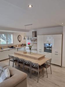 a kitchen and dining room with a table and chairs at Joli 3 pièces à proximité des plages à Cagnes /mer in Cagnes-sur-Mer