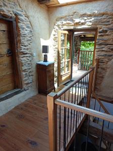 Cette chambre dispose d'un escalier avec une fenêtre et une lampe. dans l'établissement Gîte Sainte Croix en Jarez, Le Val des Equins, à Sainte-Croix-en-Jarez