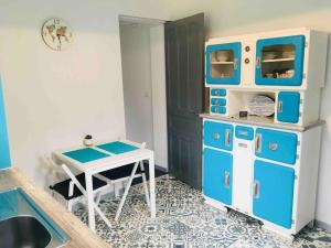 拉尼翁的住宿－Logement indépendant,calme à 2 pas du centre ville，厨房配有蓝白色冰箱和桌子