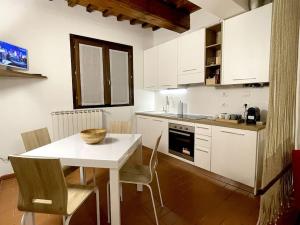 Appartamento in Villa storica con parco e piscina tesisinde mutfak veya mini mutfak