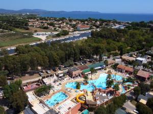 Bazén v ubytování Camping Les Palmiers nebo v jeho okolí