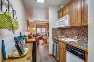 una cocina con fregadero y encimera en Riverbend 103, en Breckenridge
