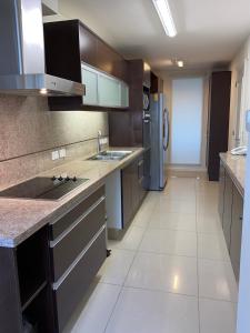 cocina grande con fregadero y nevera en IMPERIALE Luxury Apartment, en Punta del Este