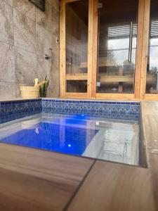 piscina con pavimento piastrellato blu di Mountain Lodge Estate a Los Gatos