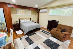 ein Schlafzimmer mit einem Bett, einem Sofa und einem Stuhl in der Unterkunft Mountain Lodge Estate in Los Gatos
