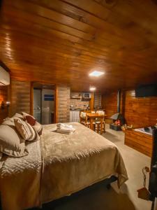 سرير أو أسرّة في غرفة في Cabanas Invernada de Cima