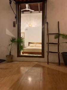 1 dormitorio con espejo y 1 cama en una habitación en Villa Coco63, en Campeche