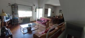 - un salon avec un canapé et une table dans l'établissement Triplex Vistas Candelario, à Candelario