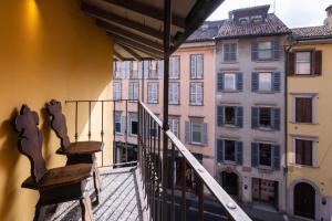 einen Balkon mit Blick auf einige Gebäude in der Unterkunft Da Pardis in Bergamo