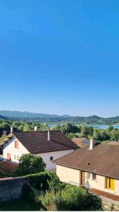 einen Blick auf die Dächer von Häusern in einer Stadt in der Unterkunft Le nid près du lac in Clairvaux-les-Lacs