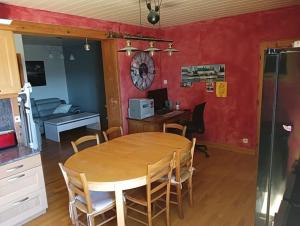 eine Küche und ein Esszimmer mit einem Tisch und Stühlen in der Unterkunft Le nid près du lac in Clairvaux-les-Lacs