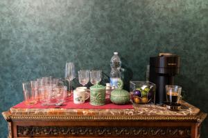 uma mesa com copos e uma máquina de café em Da Pardis em Bérgamo