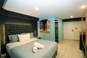 um quarto com uma cama grande com duas toalhas em Casa Romita em Cidade do México