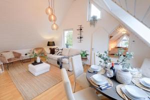 uma sala de estar com uma mesa e um sofá em Fully Equipped Home Close to Malmö & Copenhagen em Vellinge