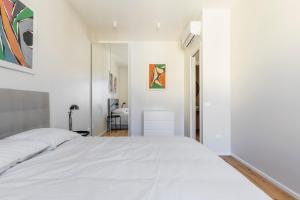 A bed or beds in a room at La Dolce Vita - Sunny Penthouse Trastevere Station 100sqm