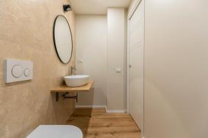 A bathroom at La Dolce Vita - Sunny Penthouse Trastevere Station 100sqm