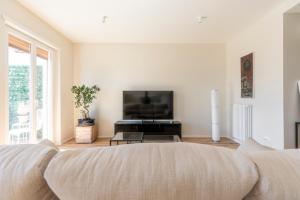 A television and/or entertainment centre at La Dolce Vita - Sunny Penthouse Trastevere Station 100sqm