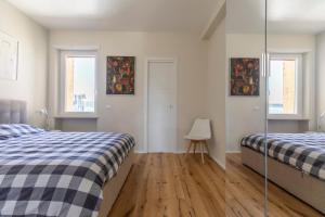 A bed or beds in a room at La Dolce Vita - Sunny Penthouse Trastevere Station 100sqm