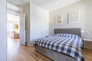 A bed or beds in a room at La Dolce Vita - Sunny Penthouse Trastevere Station 100sqm