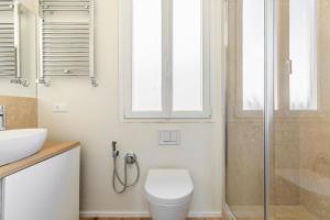 A bathroom at La Dolce Vita - Sunny Penthouse Trastevere Station 100sqm