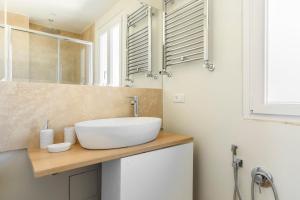 A bathroom at La Dolce Vita - Sunny Penthouse Trastevere Station 100sqm
