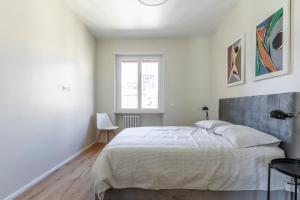 A bed or beds in a room at La Dolce Vita - Sunny Penthouse Trastevere Station 100sqm