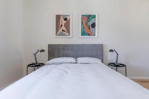 A bed or beds in a room at La Dolce Vita - Sunny Penthouse Trastevere Station 100sqm