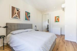 A bed or beds in a room at La Dolce Vita - Sunny Penthouse Trastevere Station 100sqm