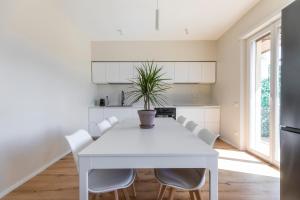 A kitchen or kitchenette at La Dolce Vita - Sunny Penthouse Trastevere Station 100sqm