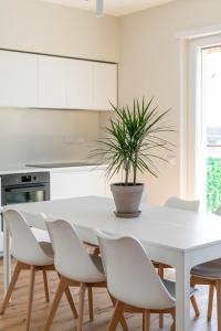 A kitchen or kitchenette at La Dolce Vita - Sunny Penthouse Trastevere Station 100sqm