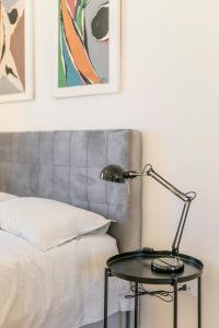 A bed or beds in a room at La Dolce Vita - Sunny Penthouse Trastevere Station 100sqm