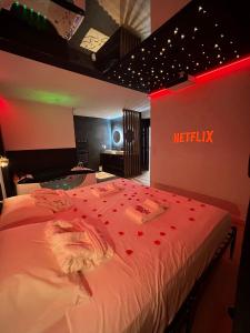 Łóżko lub łóżka w pokoju w obiekcie La Belle Nuit suite Nuit Étoilée