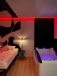 Pokój z 2 łóżkami i wanną z hydromasażem w obiekcie La Belle Nuit suite Nuit Étoilée w mieście Saint-Gilles
