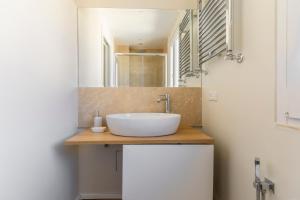 A bathroom at La Dolce Vita - Sunny Penthouse Trastevere Station 100sqm